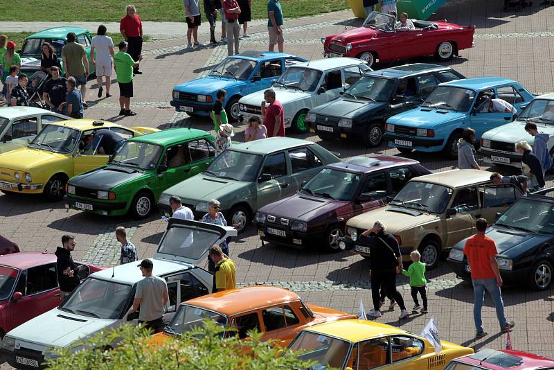 Již 8. ročník tradičního zlínského setkání všech majitelů vozů značky Škoda vyrobených do roku 1994. Náměstí Míru ve Zlíně.