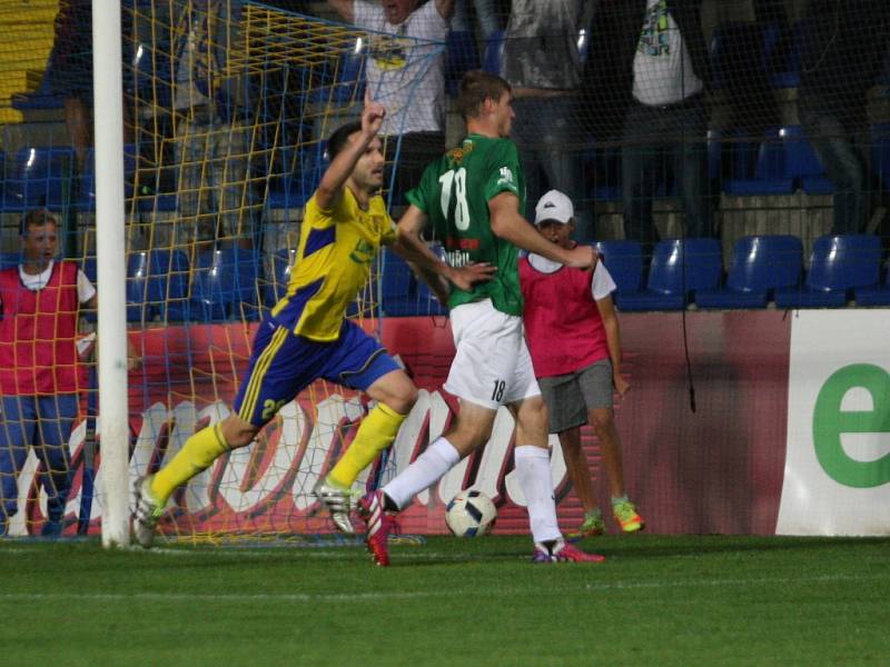 Lídr I. fotbalové ligy Fastav Zlín (ve žlutém) v 9. kole hostil na Letné Jablonec.