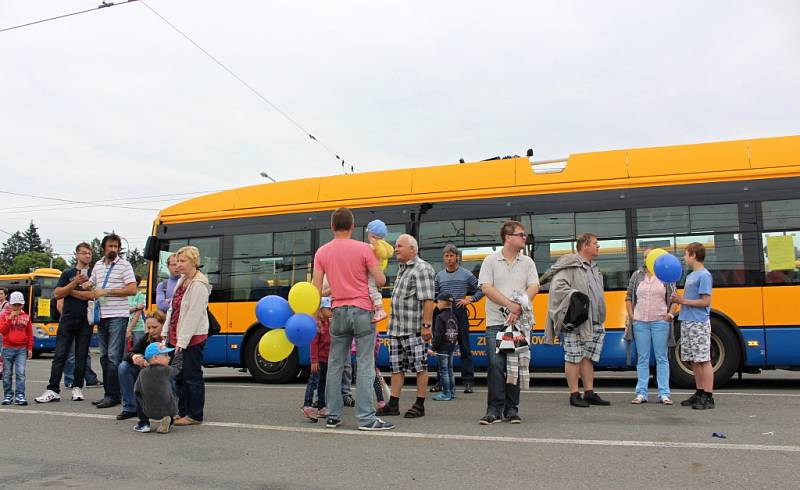 Dvanáctý den otevřených dveří Dopravní společnosti Zlín – Otrokovice se uskutečnil v sobotu 27. června. Areál vozového depa se návštěvníkům otevřel v děvět hodin ráno. Na své si tady přišli dospělí, děti i pamětníci starých časů.