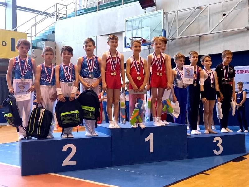 Podruhé se radoval z vítězství na závodě gymnastů Zlínský sněhulák domácí 11 letý závodník Richard Šimr.