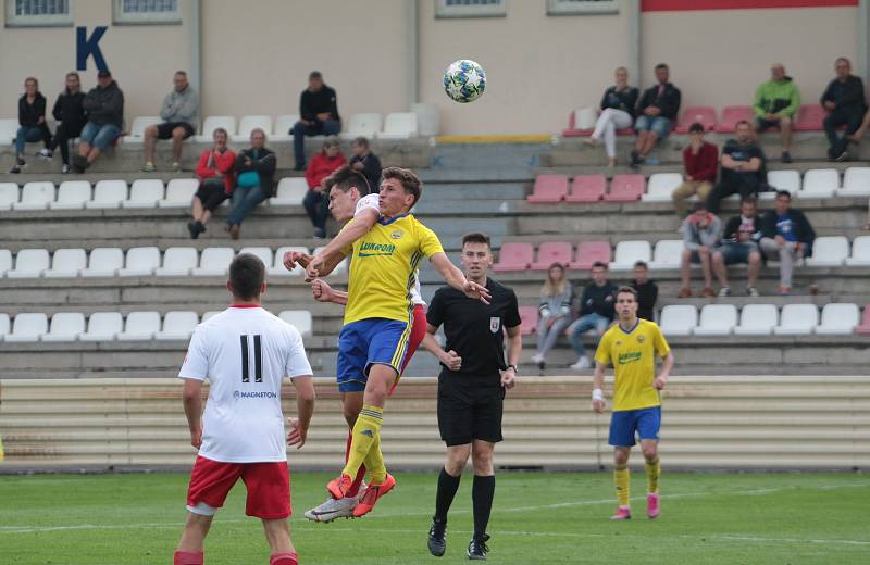 Fotbalisté Kroměříže (červenobílé dresy) v dalším přípravném utkání podlehli posílenému béčku Zlína 1:2