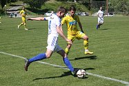 Fotbalisté Luhačovic (bílé dresy) s postupujícím Stráním.