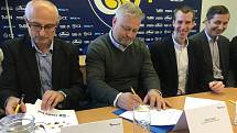 Mládežnické hokejové celky ve Zlínském kraji se rozhodly najít společnou řeč, ve Zlíně podepsali memorandum o spolupráci.