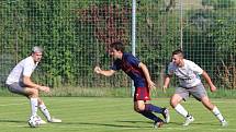 Fotbalisté Štípy (v tmavých dresech) porazili Hvozdnou jednoznačně 5:0.