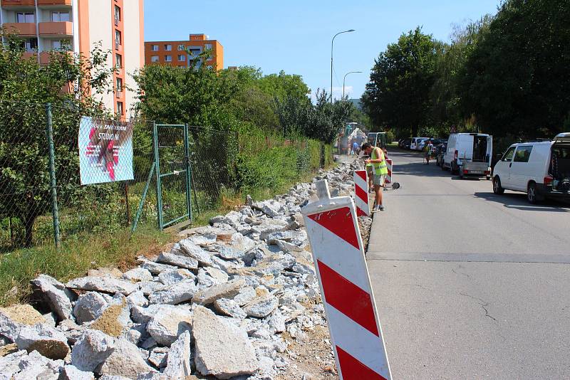 Dělníci v Otrokovicích opravují chodník v části Trávníky, který je ve směru příjezdu od Kauflandu. Stávající dlažbu kompletně odstraňují.