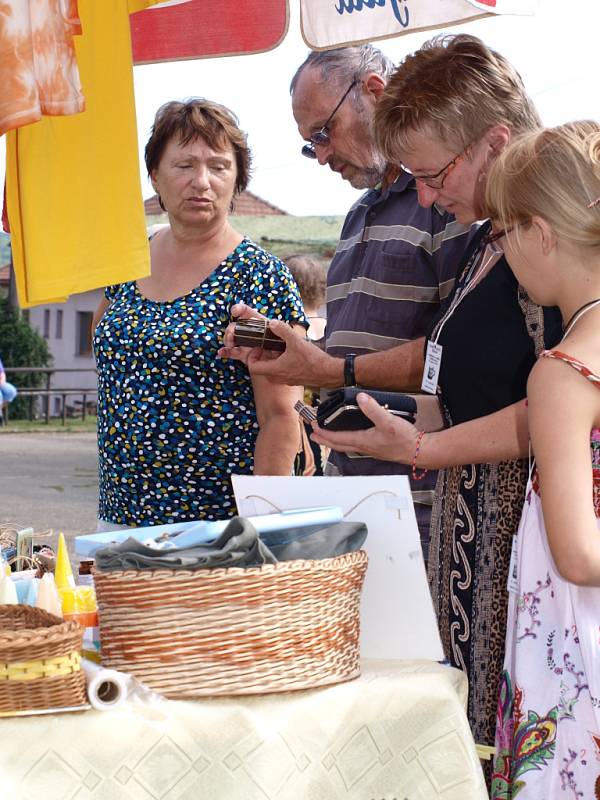 Nákup suvenýrů z chráněné dílny