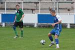 Slušovičtí fotbalisté (modré dresy) doma porazili Velké Karlovice 1:0.