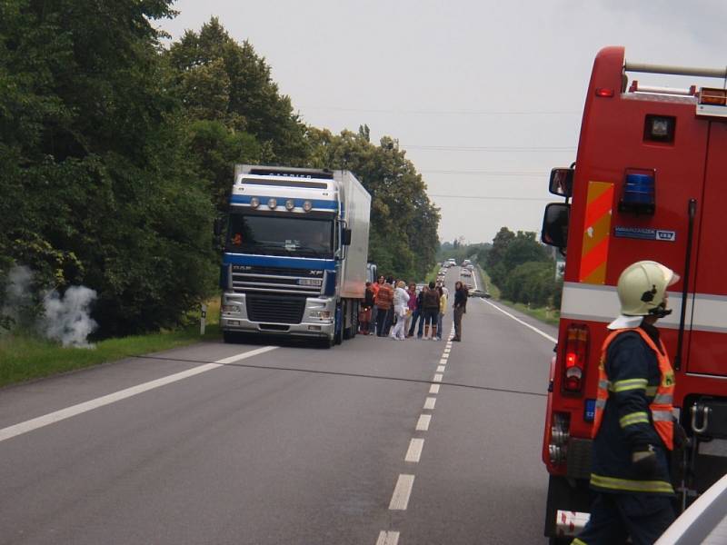 Spadlý drát zablokoval dopravu na silnici i železnici. 