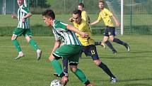 Fotbalisté Újezdu (ve žlutých dresech) zdolali Vysoké Pole 4:2 a před letní pauzou zůstali v čele Ligy4.