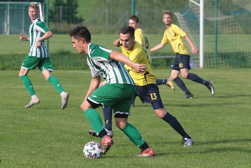 Fotbalisté Újezdu (ve žlutých dresech) zdolali Vysoké Pole 4:2 a před letní pauzou zůstali v čele Ligy4.