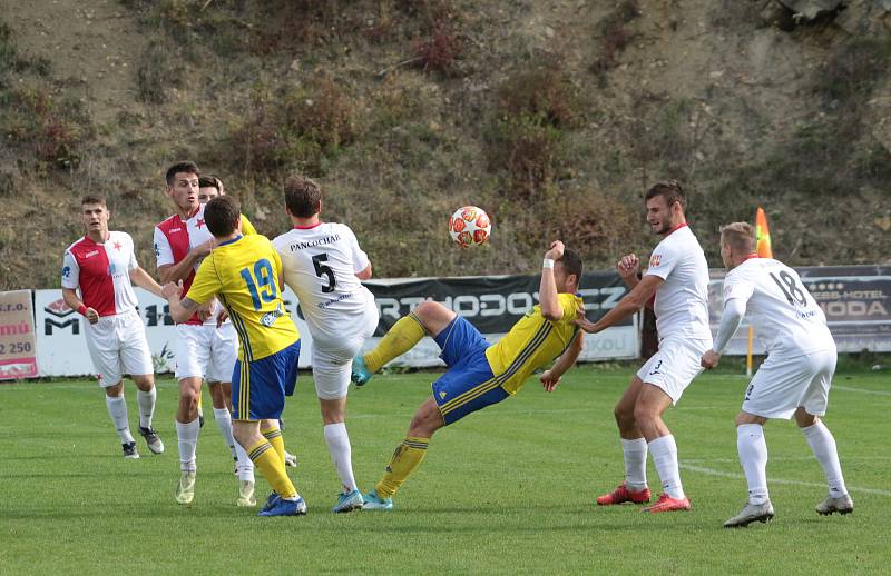 Fotbalisté Zlína B (ve žlutých dresech) prohráli v 9. kole MSFL s Hanáckou Slavií Kroměříž 1:2.