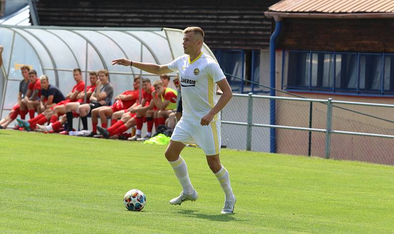 Fotbalisté Zlína B (bílé dresy) v sobotním přípravném zápase na Vršavě remizovali s juniorkou Zbrojovky Brno 2:2.