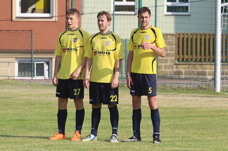 Fotbalisté Újezdu (ve žlutých dresech) v nedělním přípravném zápase podlehli Valašským Kloboukům 2:6