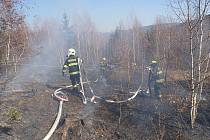 Lidé opět pálili trávu, v kraji tak přibyly další požáry. Budou je řešit úřady ve správním řízení