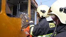Cvičení hasičů při havárii trolejbusu ve Zlíně.