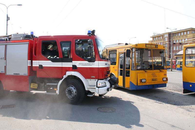 Cvičení hasičů při havárii trolejbusu ve Zlíně.