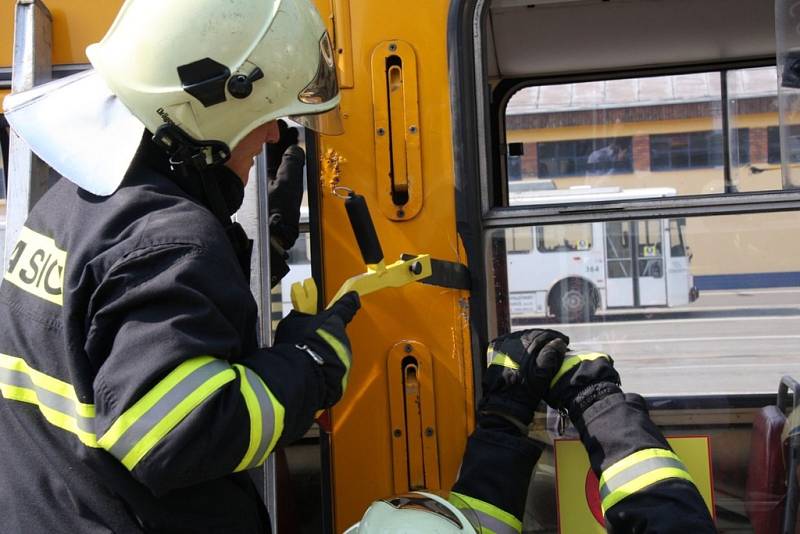 Cvičení hasičů při havárii trolejbusu ve Zlíně.