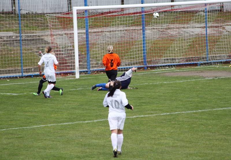 Fotbal divize žen: Velké Pavlovice - Holešovské holky