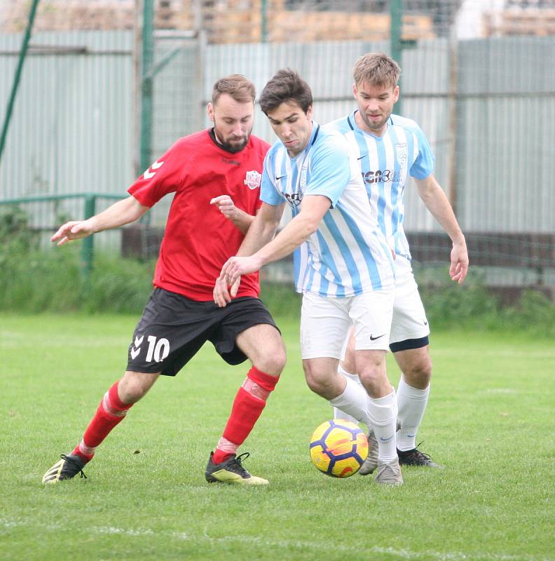 Fotbalisté Příluk (v červeném) v rámci I. B třídy skupiny A pokračují v jarní spanilé jízdě, v nedělním duelu 21. kola doma porazili 2:0 Poličnou.