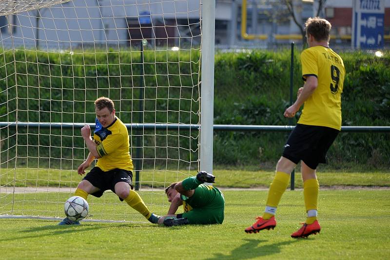 Fotbalisté Napajedel (v zeleném) v sobotu v rámci 20. kola krajského přeboru doma remizovali s Velkými Karlovicemi 1:1.