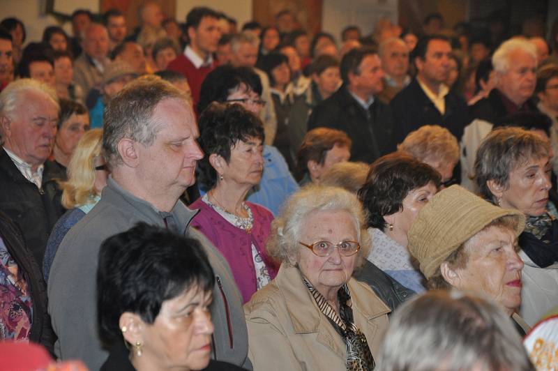 Slavnostní mše svatá. Po ní následovalo svěcení pramenů luhačovickým farářem Hubertem Wojcikem.  foto: Renáta Večerková