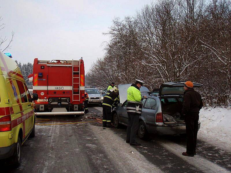 Šestačtyřicetiletý řidič felicie nezvládl jízdu od Fryštáku, když v klesání a zatáčce u přehrady vyjel do protisměru, kde se čelně střetl s druhým protijedoucím vozem. V prvním autě cestovalo pět osob, včetně jednoho dítěte, z nichž čtyři utrpěly zranění.