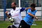 Fotbalisté Ořechova (v modrých dresech a černých trenýrkách) porazili ve 3. kole I.B třídy skupiny C Zdounky 2:1