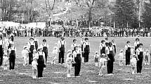 SLAVIČÍN, SPARTAKIÁDA. Do skladby pro rodiče a děti se v roce 1980 zapojilo mnoho slavičínských obyvatel. Spartakiádu si zacvičili na fotbalovém hřišti u školy.