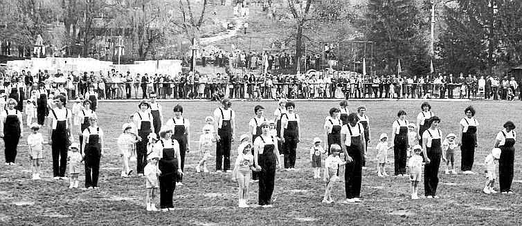 SLAVIČÍN, SPARTAKIÁDA. Do skladby pro rodiče a děti se v roce 1980 zapojilo mnoho slavičínských obyvatel. Spartakiádu si zacvičili na fotbalovém hřišti u školy.