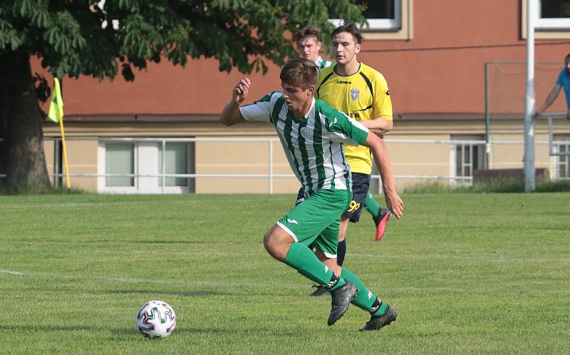 Fotbalisté Újezdu (ve žlutých dresech) zdolali Vysoké Pole 4:2 a před letní pauzou zůstali v čele Ligy4.