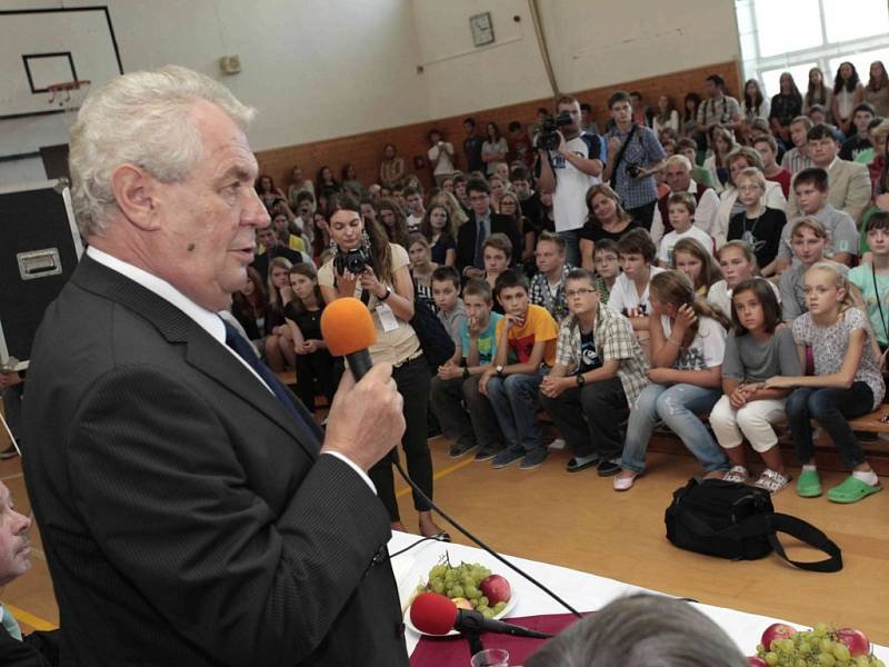 Návštěva prezidenta Miloše Zemana ve Zlíně, na gymnáziu Lesní čtvrť.