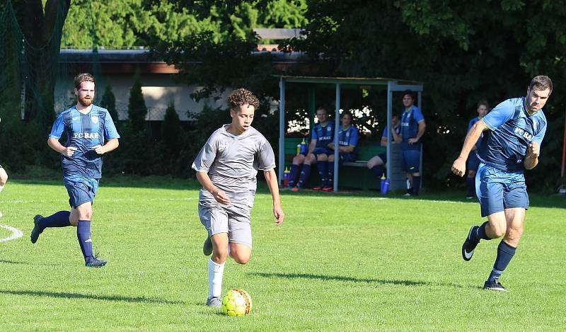 Fotbalisté Kudlova (šedé dresy) v nedělním derby podlehli Provodovu 1:2.