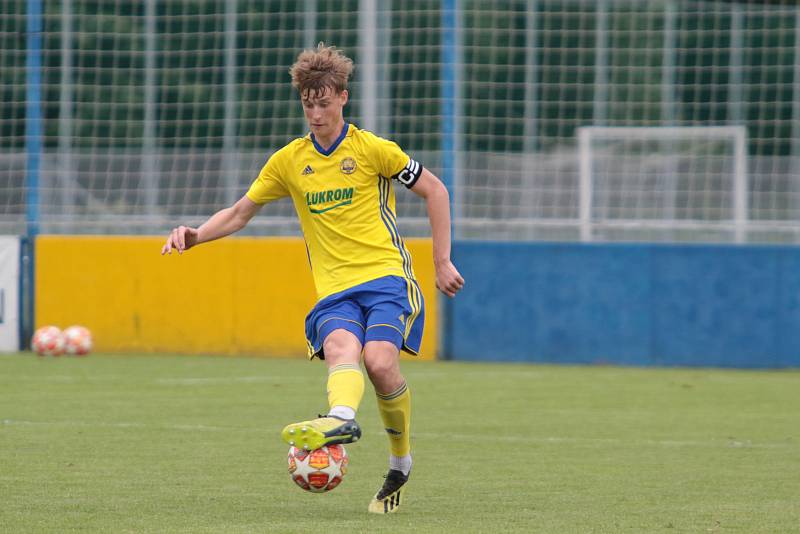 Fotbalisté Slavičína (v modrých dresech) na úvod přípravy zvítězili na Vršavě se Zlínem B 2:1