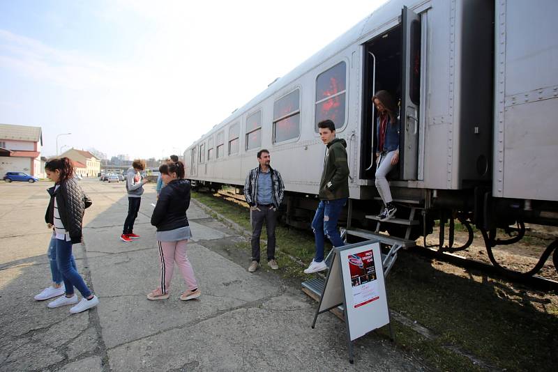 Protidrogový vlak Revolution train na nádraží ve Zlíně.