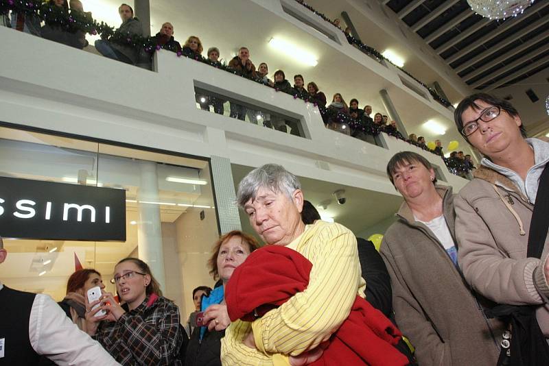 Autogramiáda tvůrců filmu Padesátka v obchodním centru Zlaté jablko ve Zlíně.