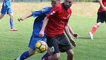 Fotbalisté Příluk (v červeném) doma ve 25. kole I. B třídy skupiny A nakonec porazili 2:1 rezervu Slavičína.