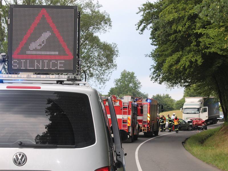 Střet dvou vozidel u Hvozdné si ve vyžádal pět zraněných.