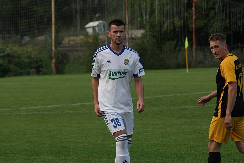 Fotbalisté Luhačovic (bílé dresy) v páteční předehrávce 4. kola krajského přeboru Zlínska podlehly Slušovicím 0:1 a dál čekají v nové sezoně na první výhru.