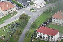 Netradiční pohled z vrtulníku na RZ Březová, divácké místo ve Slušovicích, v rámci 50. ročníku Barum Rally. Na snímku posádky Mikkelsen a Cias.