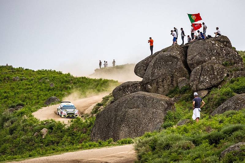 Posádka Erik Cais se spolujezdcem Petrem Těšínským dojela na Portugalské rally i přes havárii na konečném 42. místě.