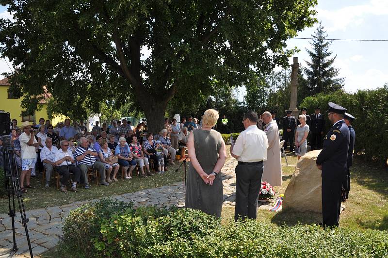 Odhalení památníku ve Velíkové