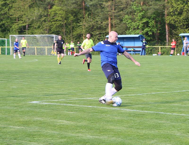 Fotbalisté Mladcové (žluté dresy) v semifinále KFS prohráli s Kateřinicemi 1:3.