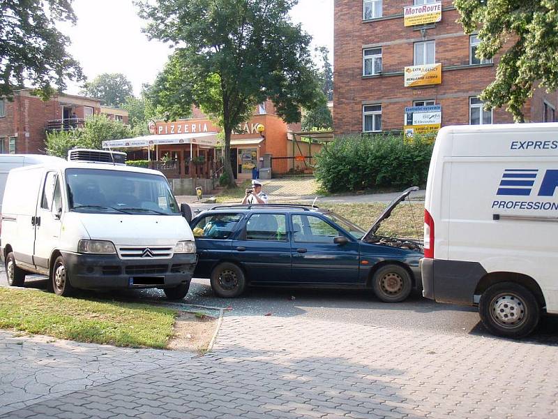 Řetězové dopravní nehoda tří dodávek a osobního auta ve Zlíně.