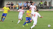 Fotbalisté Luhačovic (ve žlutých dresech) zvítězili na hřišti Sokola Veselá 4:3.