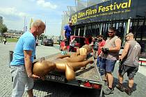 58. ZLÍN FILM FESTIVAL 2018 - Mezinárodní festival pro děti a mládež. Stavění festivalové sochy před kongresovým centrem ve Zlíně.