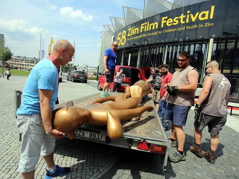 58. ZLÍN FILM FESTIVAL 2018 - Mezinárodní festival pro děti a mládež. Stavění festivalové sochy před kongresovým centrem ve Zlíně.