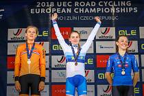 Česká cyklistka Nikola Nosková (na snímku uprostřed) ve Zlíně naprosto suverénně ovládla silniční závod evropského šampionátu mezi ženami do 23 let.