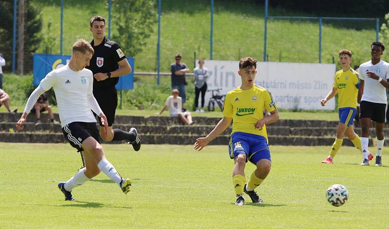 Starší dorostenci Zlína (žluté dresy) v předposledním zápase sezony zdolali Karvinou 2:1.