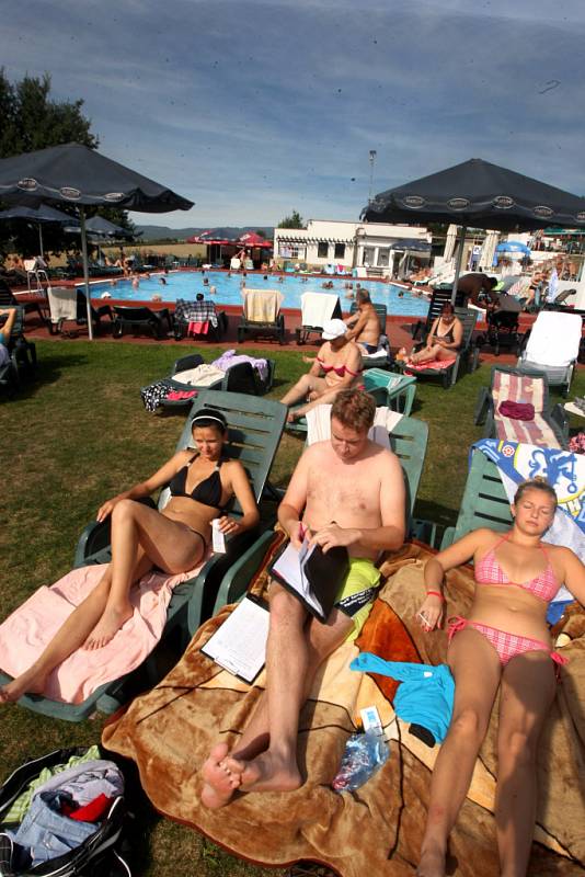 Koupaliště Kostelec. Teplota vody 29 ° C , teplota vzduchu 29 ° C.  