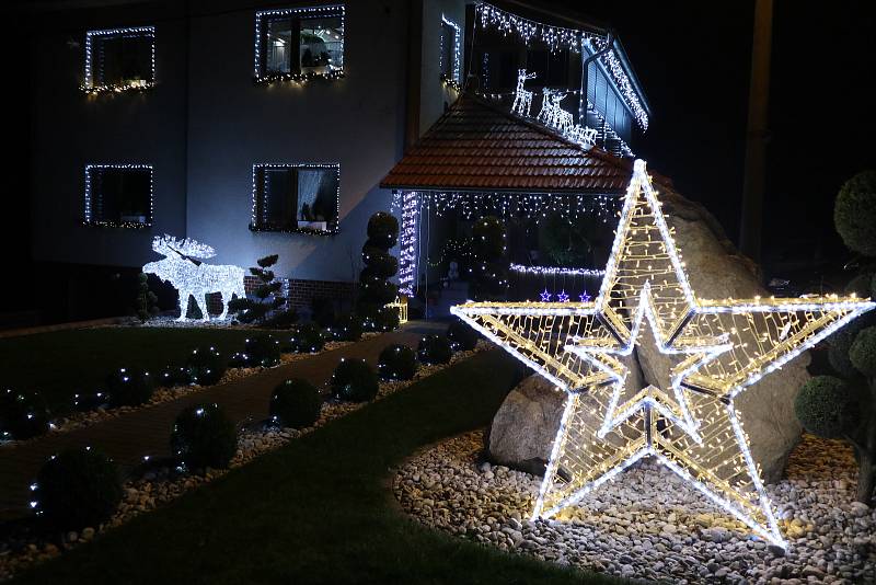 Vánočně vyzdobený dům v Dobrkovicích na Zlínsku